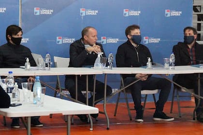 Martín Insaurralde junto a Federico Thea, y otros funcionarios