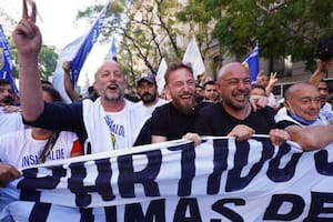 Martín Insaurralde y Federico Otermin, durante un marcha en Plaza de Mayo (Archivo)