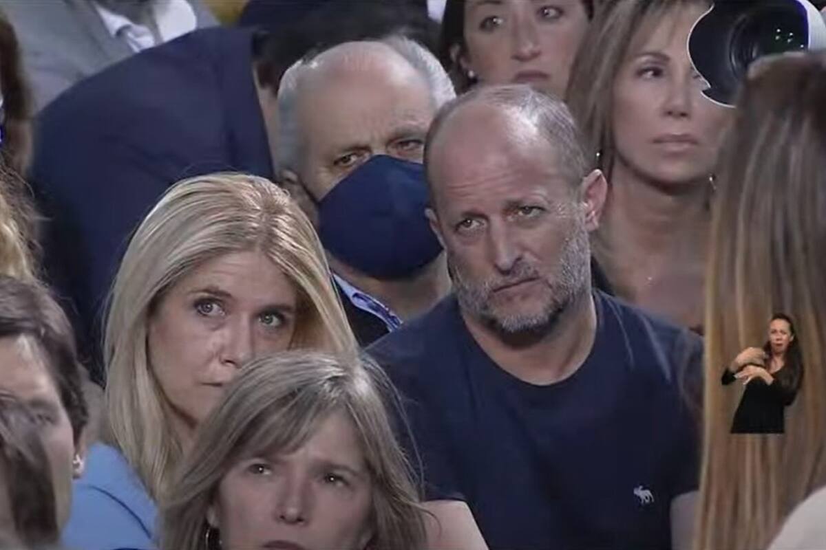 Martín Insaurralde y Verónica Magario, durante el discurso de Axel Kicillof en el cierre de campaña del Frente de Todos, en Merlo