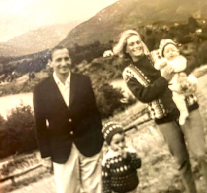 Martín Jaite en familia, en brazos de su mamá, Myriam. Completan papá Mario y Fernando, el hermano mayor