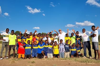 Martín junto a chicos de la ONG New Hope Waves en Zambia