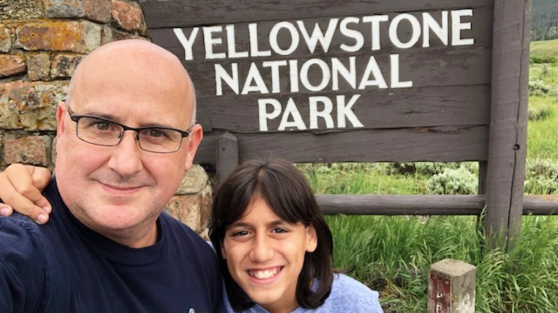 Martín, junto a uno de sus hijos, en una visita más reciente a Yellowstone.