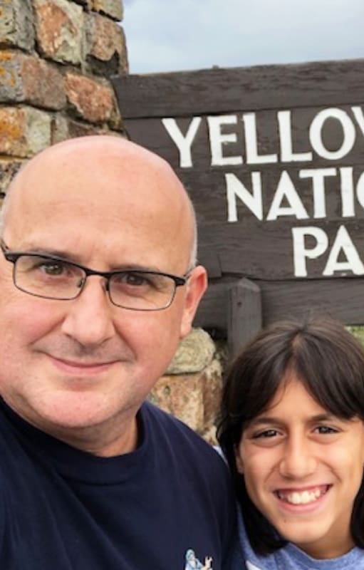 Martín, junto a uno de sus hijos, en una visita más reciente a Yellowstone.