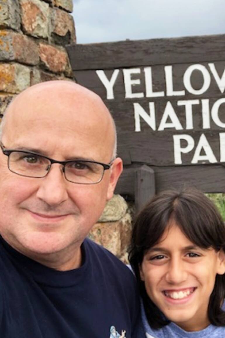 Martín, junto a uno de sus hijos, en una visita más reciente a Yellowstone.