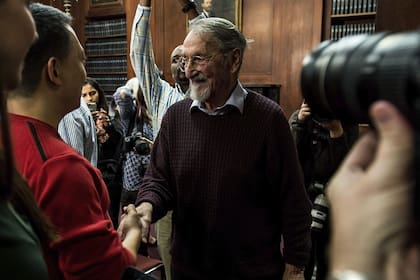 Martin Karplus. Saluda a estudiantes en Harvard