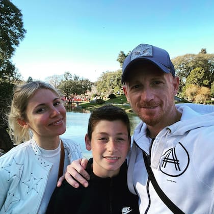 Martín Liberman junto a su pareja y a su hijo