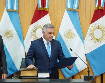 Martín Llaryora asumió en Córdoba y recalcó que acompañará a Milei: "No es tiempo de poner palos en la rueda".