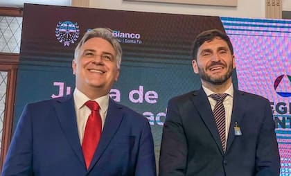 Martín Llaryora (Córdoba) y Maximiliano Pullaro (Santa Fe), dos gobernadores interesados en que el Gobierno pague la deuda de las cajas previsionales no transferidas a la Anses