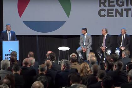 Martín Llaryora expone ante sus pares Rogelio Frigerio y Maximiliano Pullaro y el ministro del Interior, Guillermo Francos