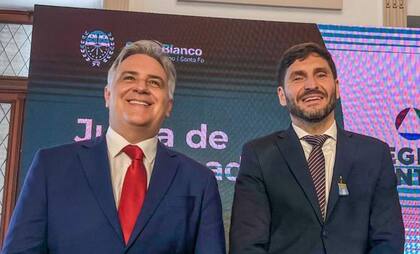 Martín Llaryora (PJ), gobernador de Córdoba, y Maximiliano Pullaro (UCR), su par santafesino, integran Provincias Unidas