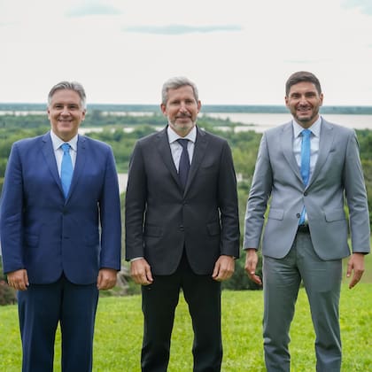 Martín Llaryora, Rogelio Frigerio y Maximiliano Pullaro, durante el encuentro de la Región Centro en Paraná y Santa Fe