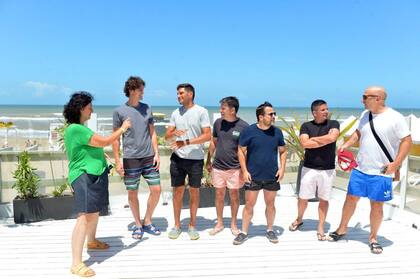 Martín Lousteau con otros dirigentes de Evolución en Pinamar