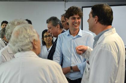 Martín Lousteau, este miércoles en campaña en el hospital Pirovano