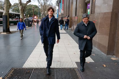 Martín Lousteau sale de la Bicameral de Inteligencia, en el edificio anexo de la cámara del Senado de la Nación