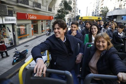 Martín Lousteau y Graciela Ocaña, en uno de los buses descapotables haciendo campaña por la ciudad; el precandidato suspendió a mitad de camino por el asesinato en Lanús