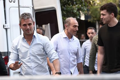 Martin, Lule y Sharif Menem entrando al hotel libertador . Búnker LLA