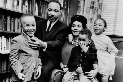 El líder junto a su esposa, Coretta, y tres de sus cuatro hijos