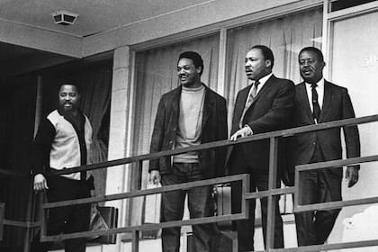 Martin Luther King junto a otros líderes, se asoma al balcón del hotel Lorraine, un día antes de ser asesinado en el mismo lugar el 4 de abril de 1968