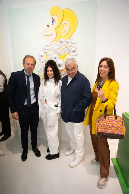Martín Malleret, Edgardo Giménez, Cynthia Cohen y Faustina Lora frente a "Moníííísima".