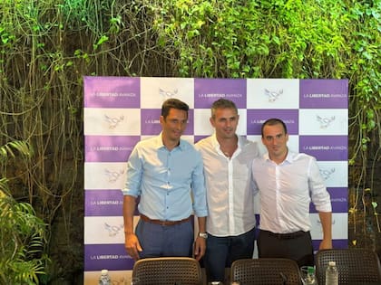 Martin Menem, el viernes de la semana pasada, junto a Adrián Nuñez y el segundo del vocero de Manuel Adorni, Javier Lanari, cuya familia vive en Misiones. A pesar de que fueron a invitar a todos a sumarse a LLA, al ser consultados sobre un tema sensible como la desregulación yerbatera, no dudaron: "Hay que cambiar la mirada de cómo se estaban haciendo las cosas"