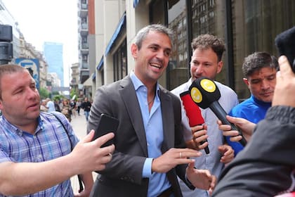 Martín Menem, esta mañana, llegando al Hotel Libertador para participar de la reunión con Javier Milei