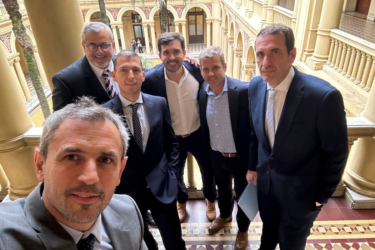 Martín Menem, junto a José Tournier, Luis Picat, Martín Arjol, Mariano Campero y Pablo Cervi, en la Casa Rosada