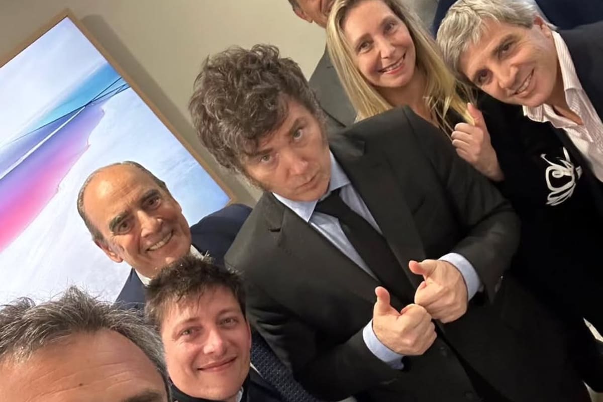 Martín Menem, Karina Milei, Javier Milei, Luis Caputo, Santiago Caputo, Sebastián Pareja y Guillermo Francos