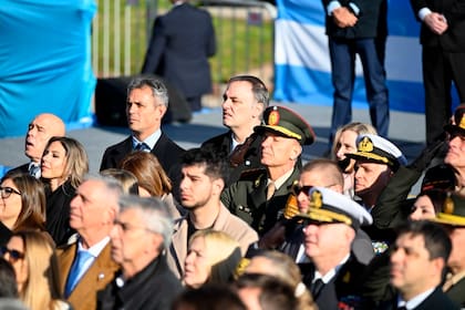 Martín Menem, Manuel Adorni y Karina Milei en el acto por el Día de la Bandera