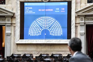 Martín Menem, presidente de la Cámara de Diputados, supervisa en la pantalla la falta de quorum para la sesión convocada por la oposición para debatir una actualización de las jubilaciones