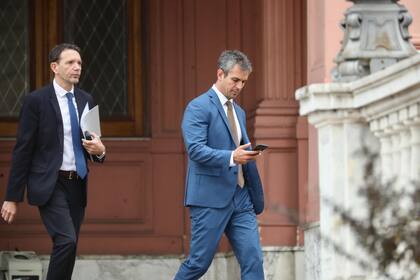 Martín Menem, titular de la Cámara de Diputados, sale de la Casa Rosada; el oficialismo estaría cerca de reunir los apoyos para sostener el veto de Milei a la actualización de las jubilaciones