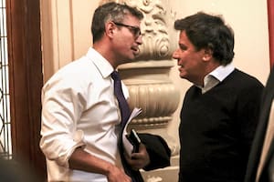 Martín Menem y Facundo Manes en los pasillos del Congreso, previo a la sesión