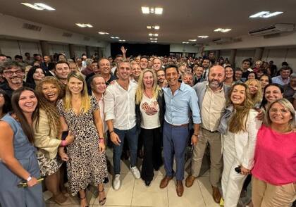 Martín Menem y Karina Milei unigieron a Adrián Nuñez (camisa celeste) como el gran referente Libertario de la Casa Rosada en Misiones
