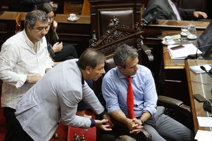 Martín Menem y Oscar Zago durante la segunda jornada del debate por la "Ley Ómnibus”, que finalmente no prosperó
