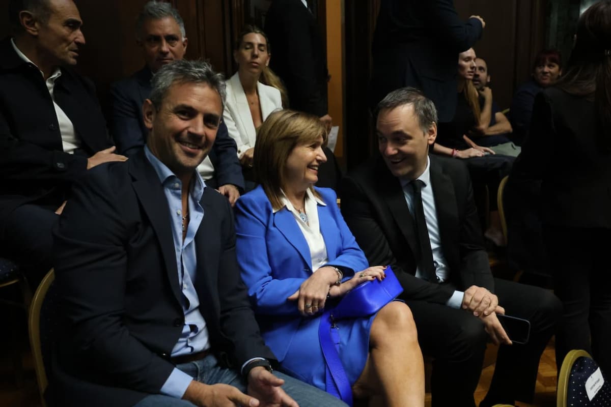 Martín Menem y Patricia Bullrich junto con el jefe de Gabinete, Manuel Adorni, que se prepara para una sesión informativa en Diputados