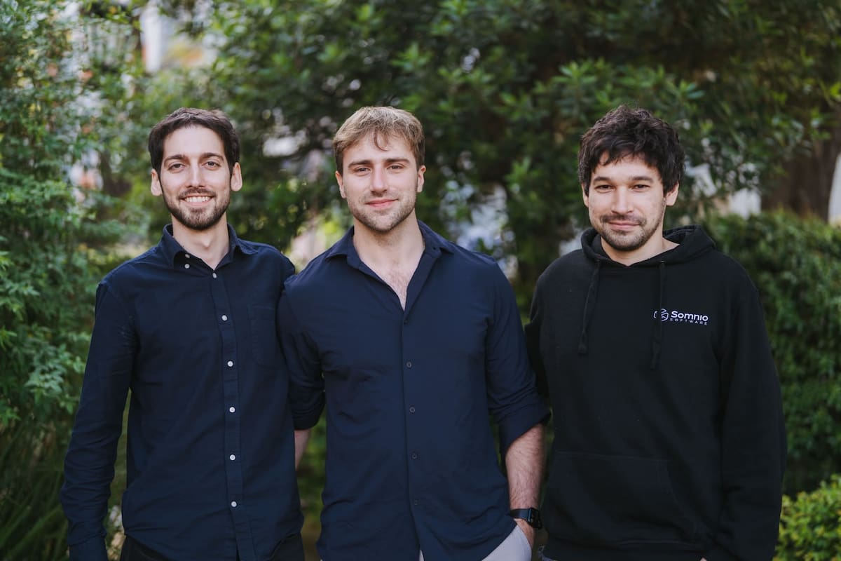 Martín Michelini, COO y cofundador de Somnio, junto a los otros dos cofundadores de la startup, Mauricio Pastorini, también CEO, y Gianfranco Papa, CTO