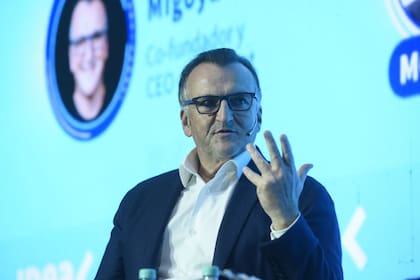 Martín Migoya, CEO y confundador de Globant, explicó que los AI Pods introducen un modelo más inteligente, que ejecuta la IA adecuada a través de agentes paralelos