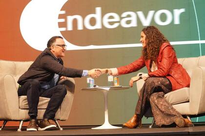 Martín Migoya, cofundador de Globant y presidente de Endeavor, junto a Julia Bearzi, directora ejecutiva de la organización para la Argentina. Crédito: Endeavor.