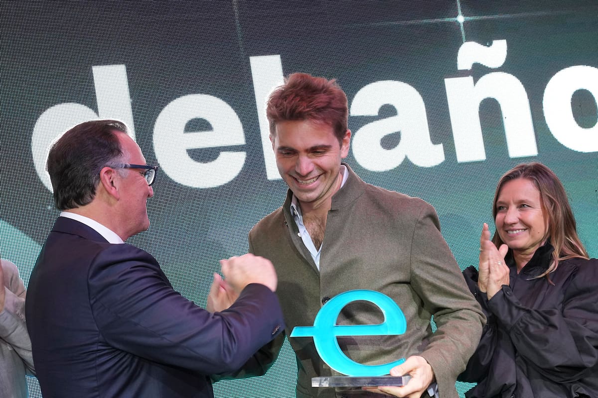 Martín Migoya le entrega el reconocimiento a Pierpaolo Barbieri, fundador y CEO de Ualá, elegido emprendedor del año