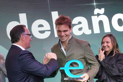 Martín Migoya le entrega el reconocimiento a Pierpaolo Barbieri, fundador y CEO de Ualá, elegido emprendedor del año