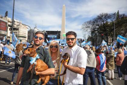 Martin Molina, Javier Rojas, Alejandra Bayarri, con sus perros Moss y Prada