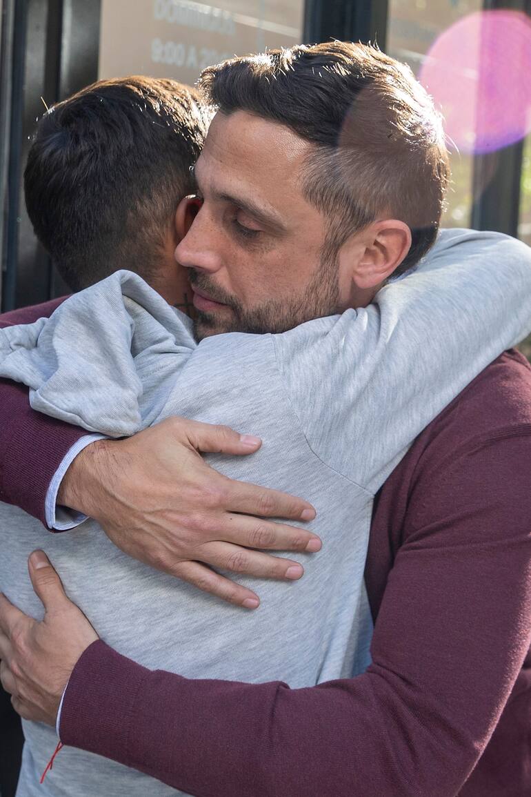 Martín Moschioni, el dueño de la cafetería Dalchemist, ubicada en la calle Báez 260, le dio trabajo al hermano del joven que entró a robar a su local. Los tres hermanos muy agradecidos le pidieron disculpas por lo ocurrido.