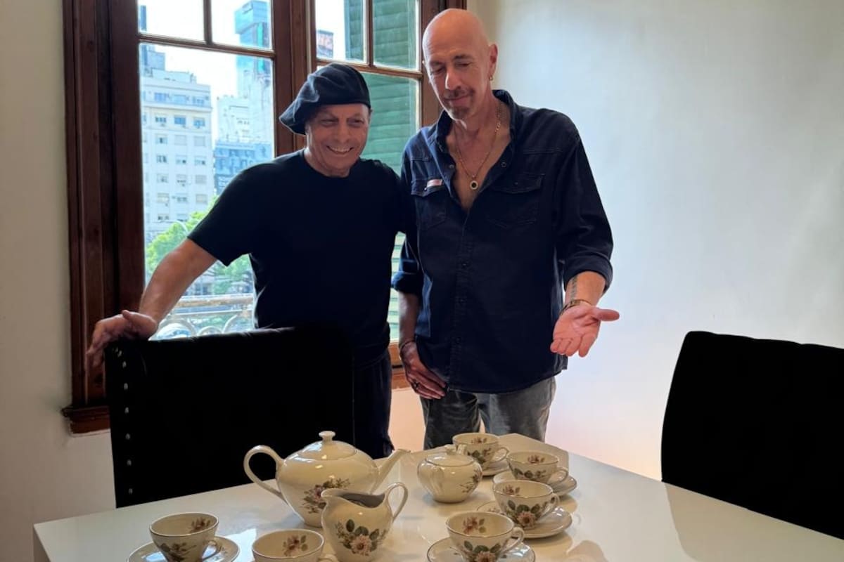 Martín Murano y Jose Perruccio en la escribanía con las tazas
