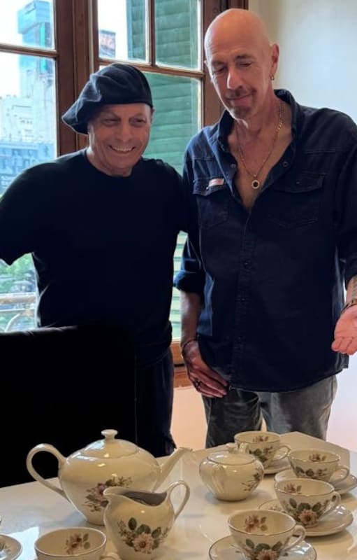 Martín Murano y Jose Perruccio en la escribanía con las tazas