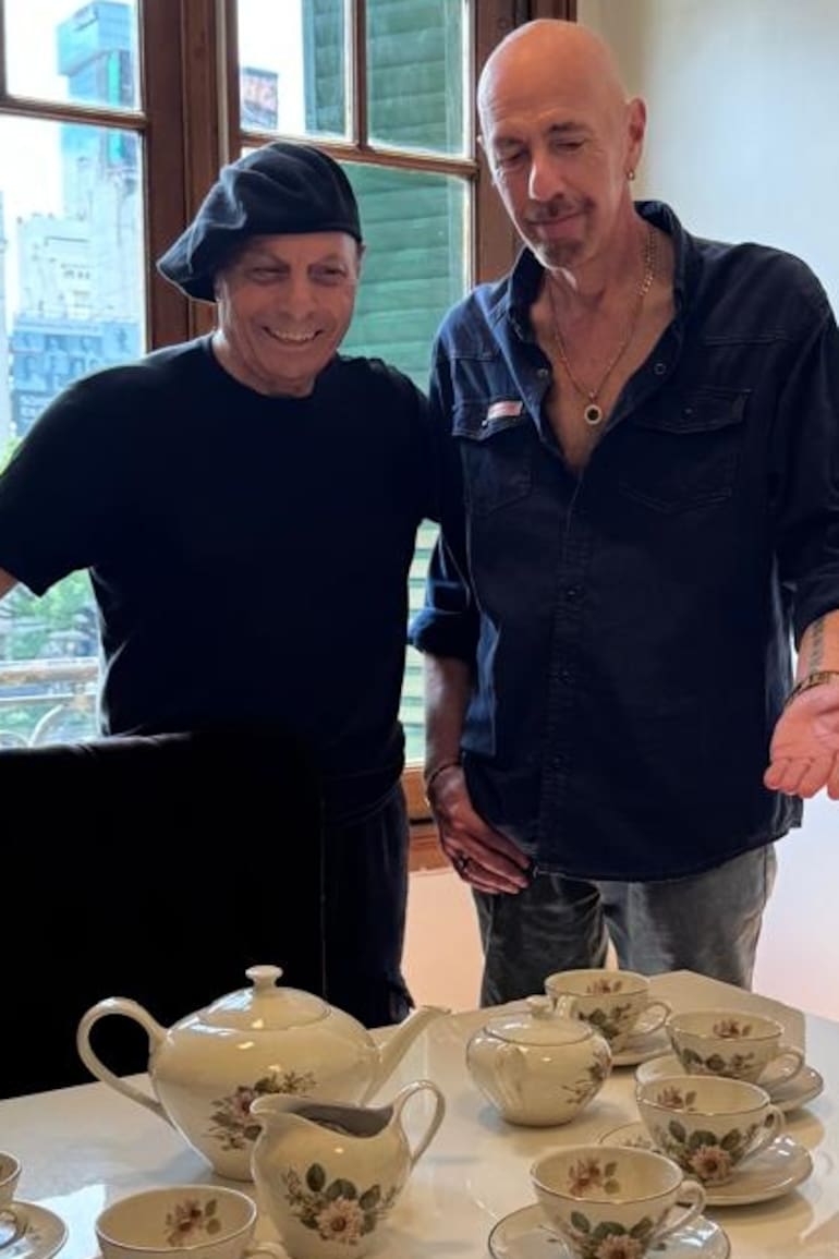 Martín Murano y Jose Perruccio en la escribanía con las tazas