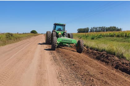 Martín Nava, invirtió $100.000 en una niveladora para poder mantener el camino entre la localidad de Junín y Rojas