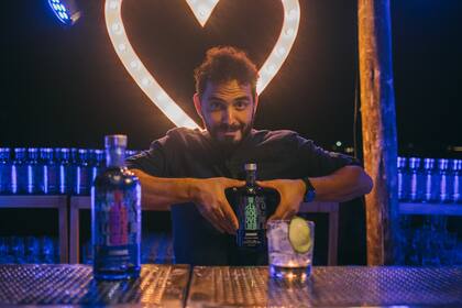 Martín Olivera estuvo a cargo de la barra de tragos de Absolut Sommerland