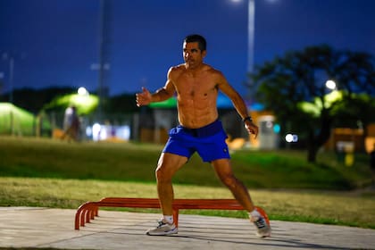 Martin Olivera, médico ginecólogo, corredor amateur que disfruta de entrenar por las noches.