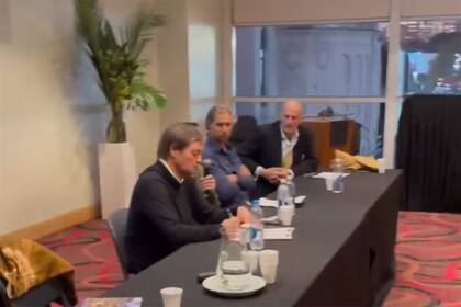 Martín Orozco, Carlos Mendonça y Santiago Bottaro en la charla sobre bienestar equino en La Rural