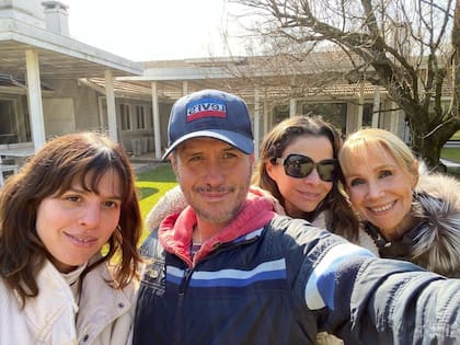 Martín Ortega junto a sus hermanas Rosario y Julieta y su madre, Evangelina Salazar