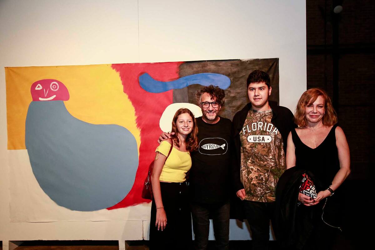 Martín Páez en la inauguración de su muestra con Fito y Cecilia Roth, sus padres, y su hermana Margarita